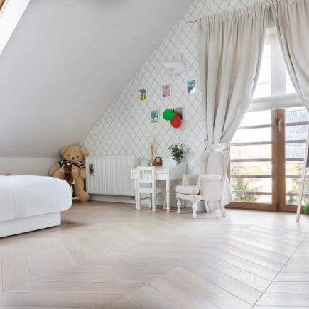 Dlaczego warto wybrać podłogę układaną w jodełkę? Podłoga układana w jodełkę może być doskonałym wyborem dla nowoczesnego wnętrza, dodając mu elegancji, stylu i głębi.