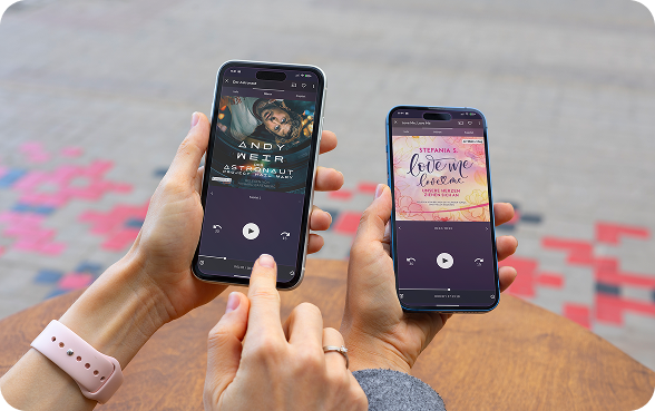 Zwei Smartphones mit Musik-Apps, eine Hand tippt auf das Display des linken Ger&auml;ts, beide zeigen unterschiedliche Albumcover