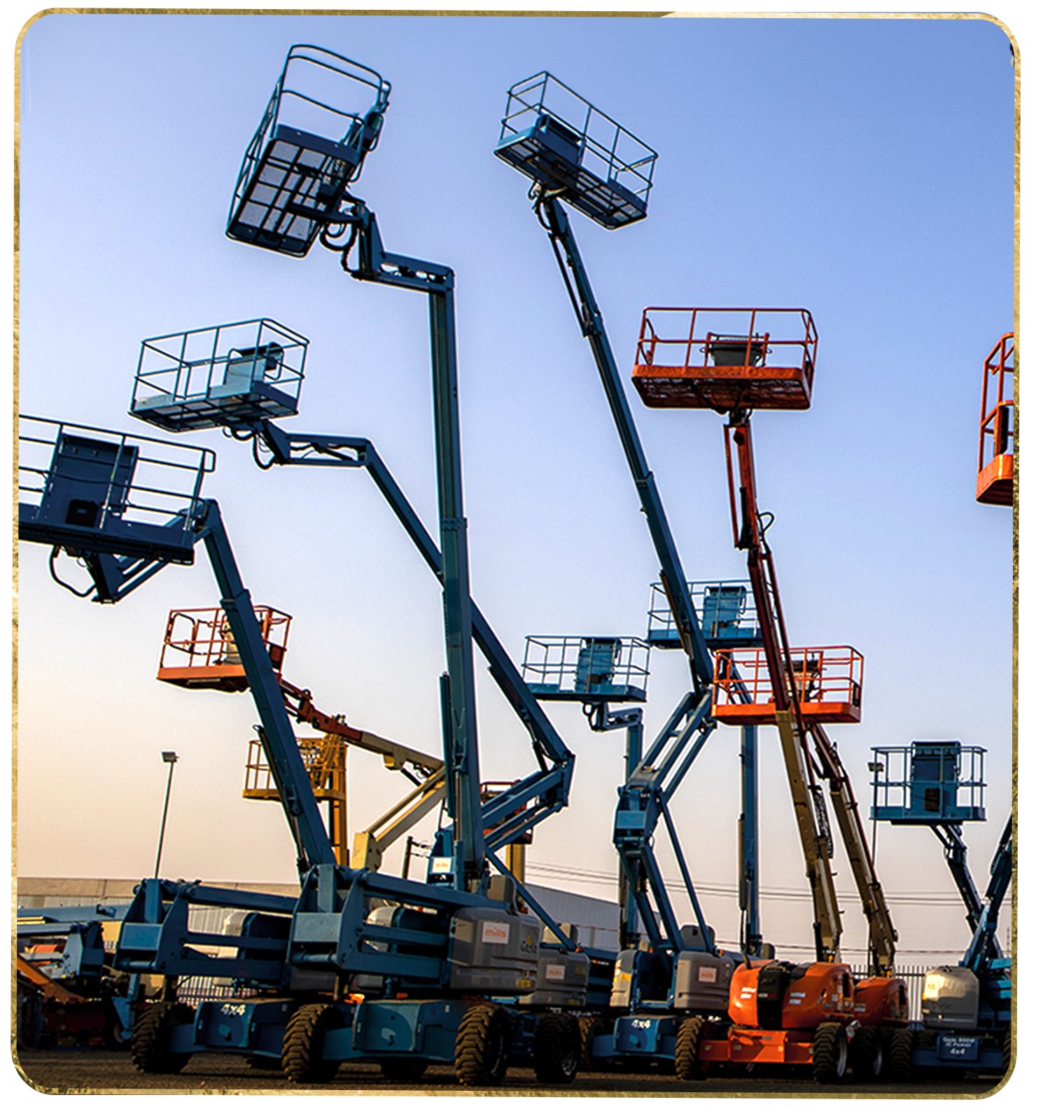 Plataformas Elevatórias para Alugar Plataformas Elevatórias de diferentes modelos juntas no pátio da mills