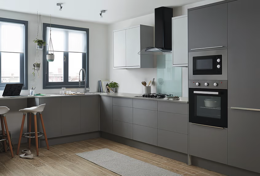 Photo de cuisine &eacute;quip&eacute;e grise