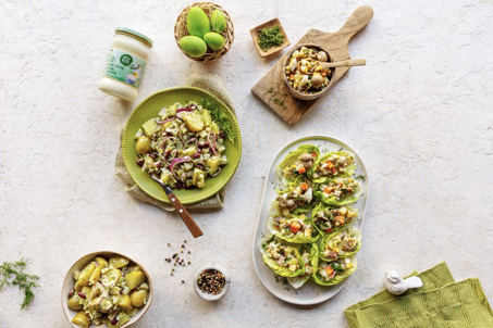 Na stole leży Majonez wegański Go Vege, sałatki i inne przekąski.