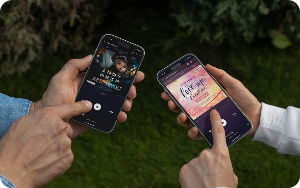 Zwei H&auml;nde halten Smartphones mit H&ouml;rbuch-Apps, eine Hand tippt auf den Bildschirm