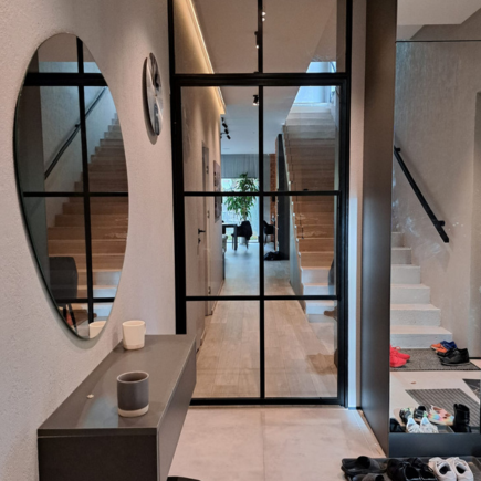 drzwi loftowe szklane w wiatrołapie – realizacja drzwi loftowe szklane w wiatrołapie oddzielające strefę wejściową