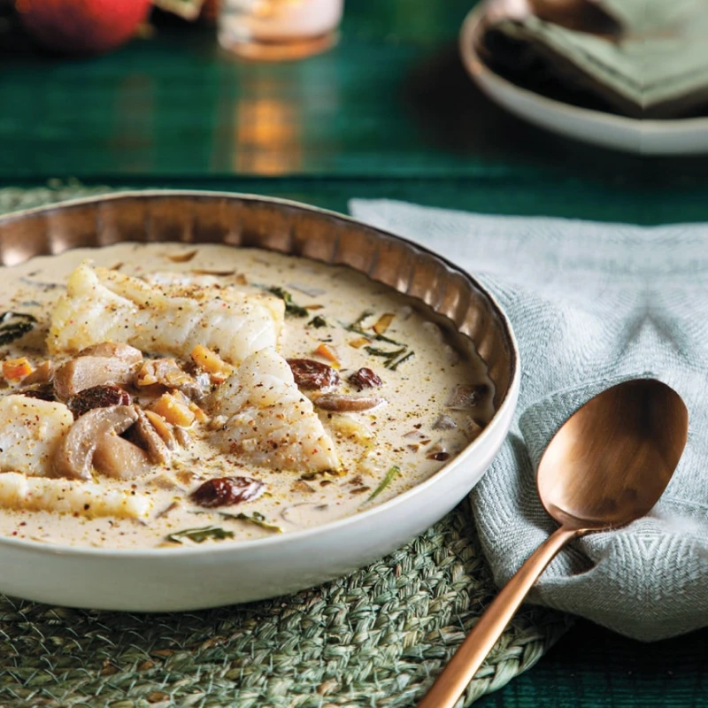 Zupa grzybowa podana w biało złotym talerzu