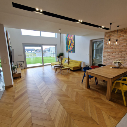 Dlaczego warto wybrać podłogę układaną w jodełkę? Podłoga układana w jodełkę może być doskonałym wyborem dla nowoczesnego wnętrza, dodając mu elegancji, stylu i głębi.