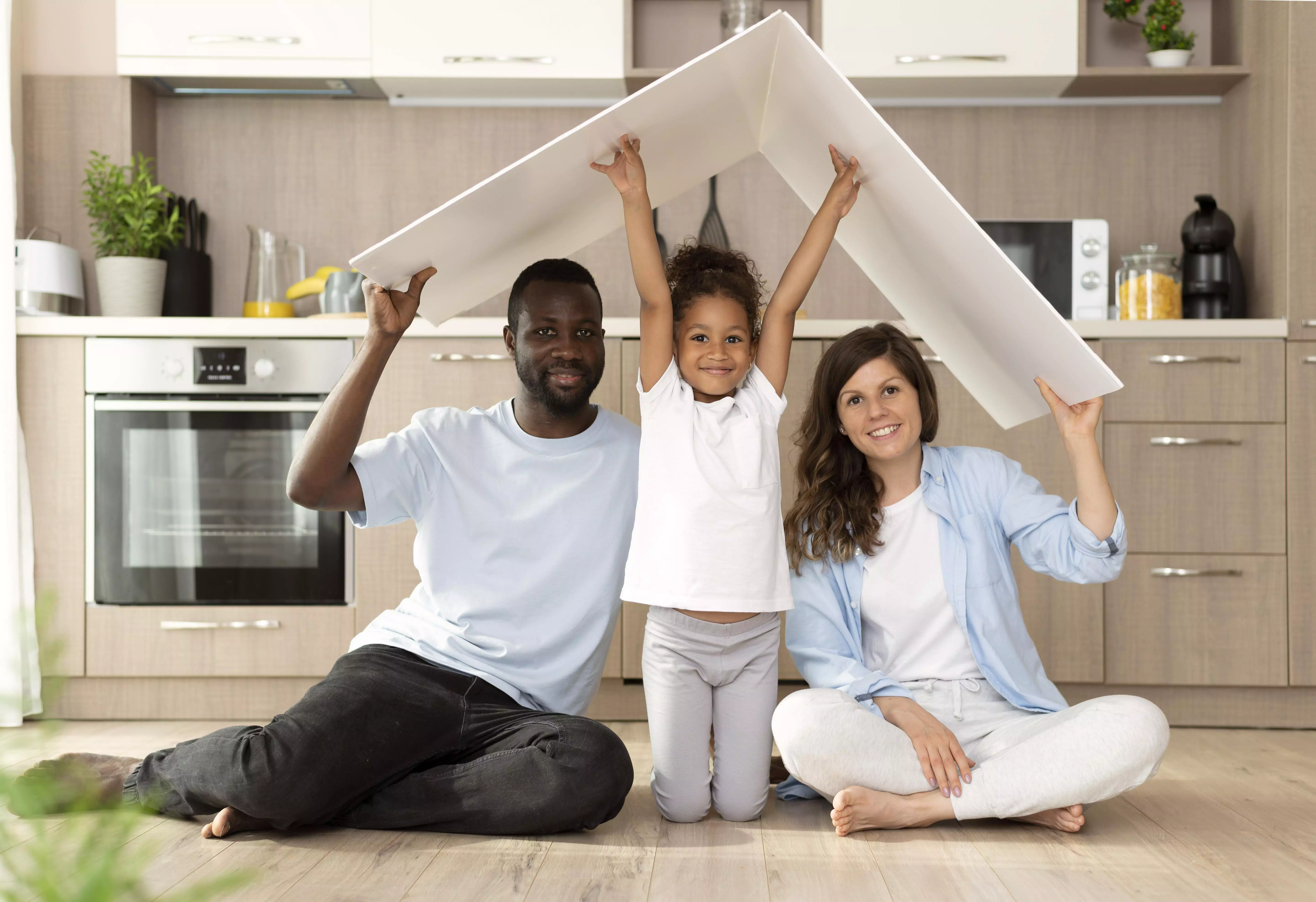 Imagem de uma família sorrindo e feliz
