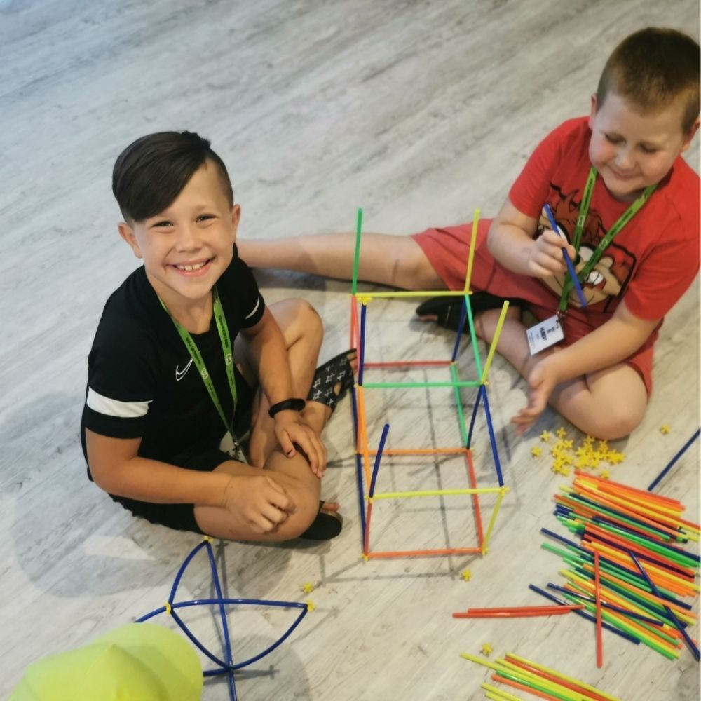 Uczestnik obozu z kulą musującą.