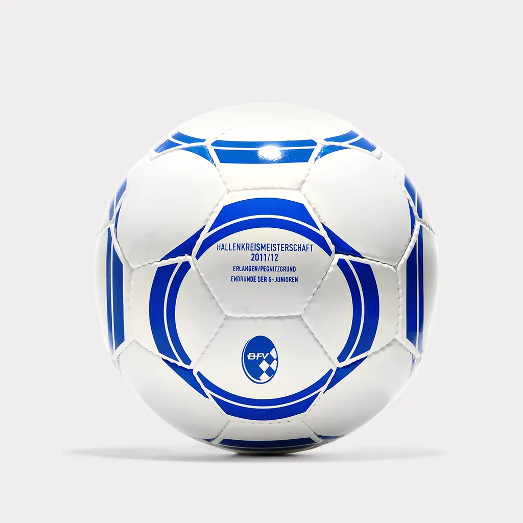Nahaufnahme der sauberen Handnaht eines Fu&szlig;balls mit dem Hinweis auf &bdquo;Child Labor Free&ldquo; Produktion und hochwertige Cross-Laminierung.