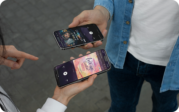 Zwei Personen halten Smartphones