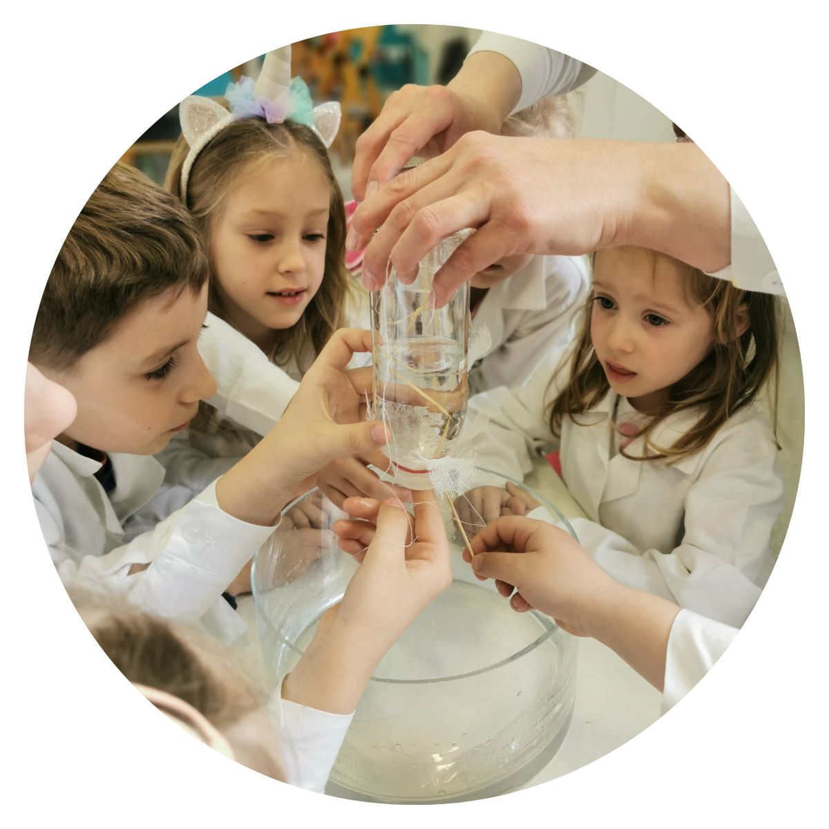 Zdziwiony uczestnik kolonii przed mikroskopem.