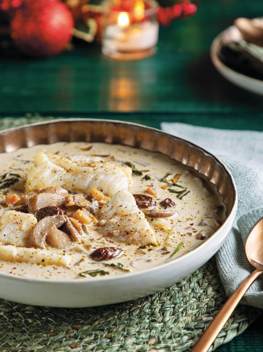 Zupa grzybowa podana w biało złotym talerzu