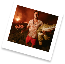 mężczyzna grillujący kiełbaski na wulkanie