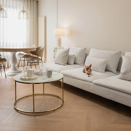 Dlaczego warto wybrać podłogę układaną w jodełkę? Podłoga układana w jodełkę może być doskonałym wyborem dla nowoczesnego wnętrza, dodając mu elegancji, stylu i głębi.