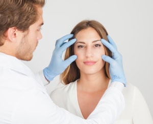chirurg weryfikuje wskazania do plastyki powiek blefaroplastyka Rzeszów
