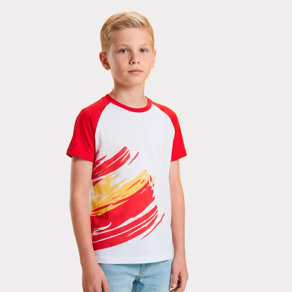 Kind im Fan-T-Shirt im Deutschland-Design (Wei&szlig;/Schwarz/Rot/Gold); verf&uuml;gbar in Kindergr&ouml;&szlig;en von 3/4 bis 11/12 Jahren.