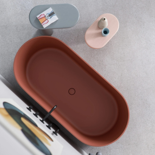 Salony wyposażenia łazienek kraków Nowoczesna wanna OVO M w odcieniu terracotta – widok z góry z czarną baterią i stolikiem pomocniczym