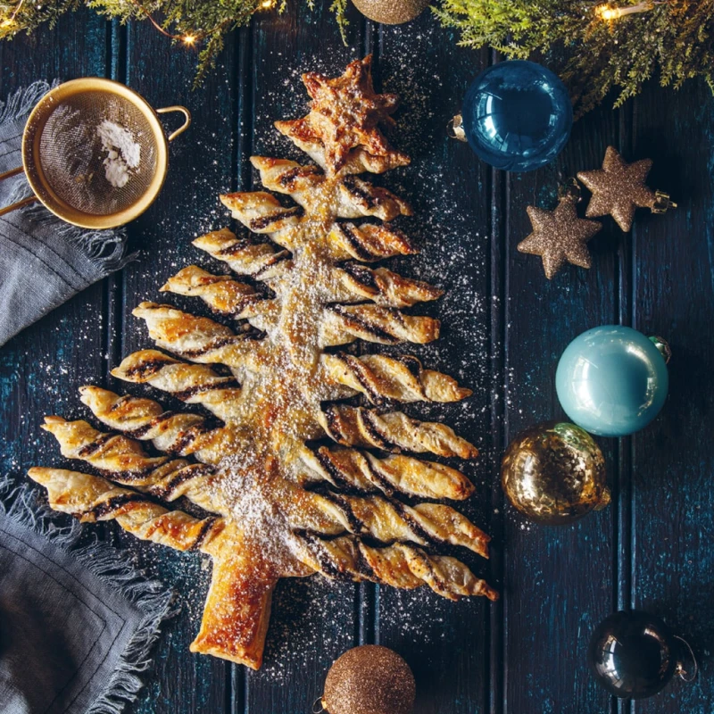 Ciasto w kształcie choinki na ciemnym blacie