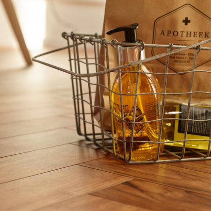 Podłogi drewniane na ogrzewanie podłogowe Kolekcja Chateau+ oferuje piętnaście wzorów naturalnego drewna, które odtwarzają klasyczny parkiet w jodełkę. Panele są wyjątkowo drobne i wąskie, co dodaje wnętrzom elegancji i stylu.