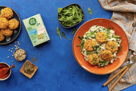 Na stole leży tofu marki Go Vege oraz kotleciki przygotowywane na bazie tofu.