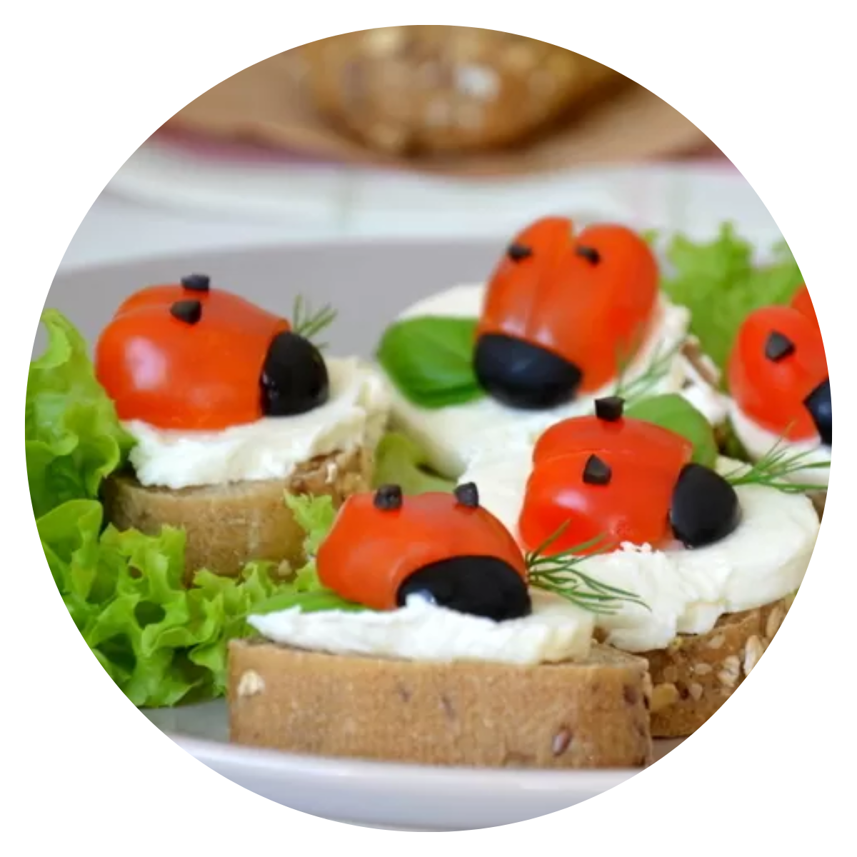 Uczestnicy kolonii z lornetkami podczas zajęć terenowych.