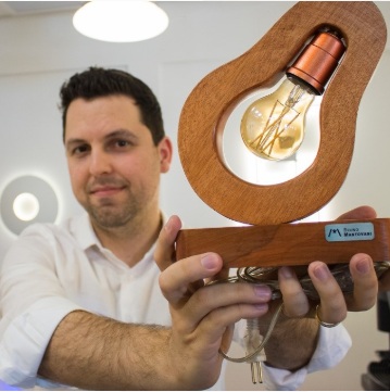 Bruno Mantovani, lighting designer, em seu estúdio de projetos de iluminação