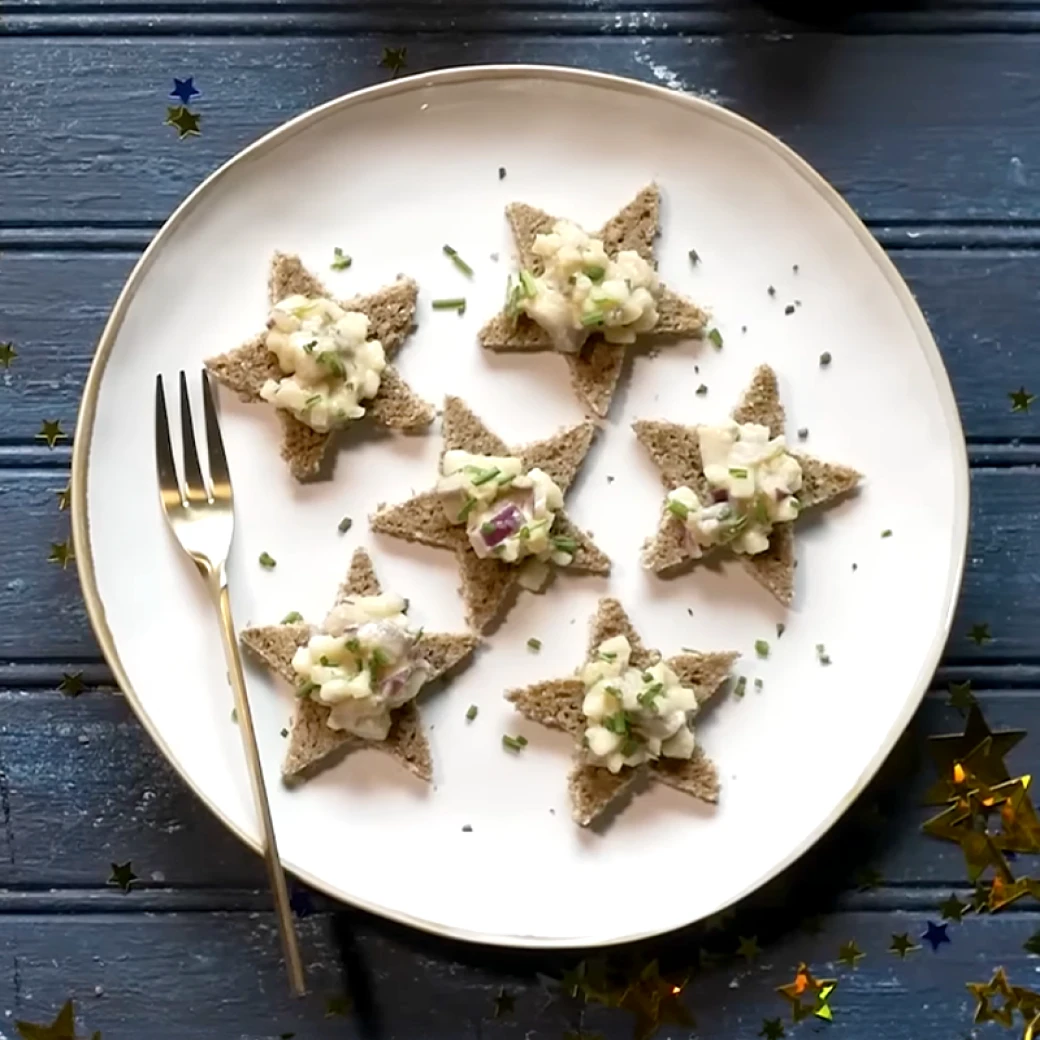 Tatar ze śledzia na białym talerzu