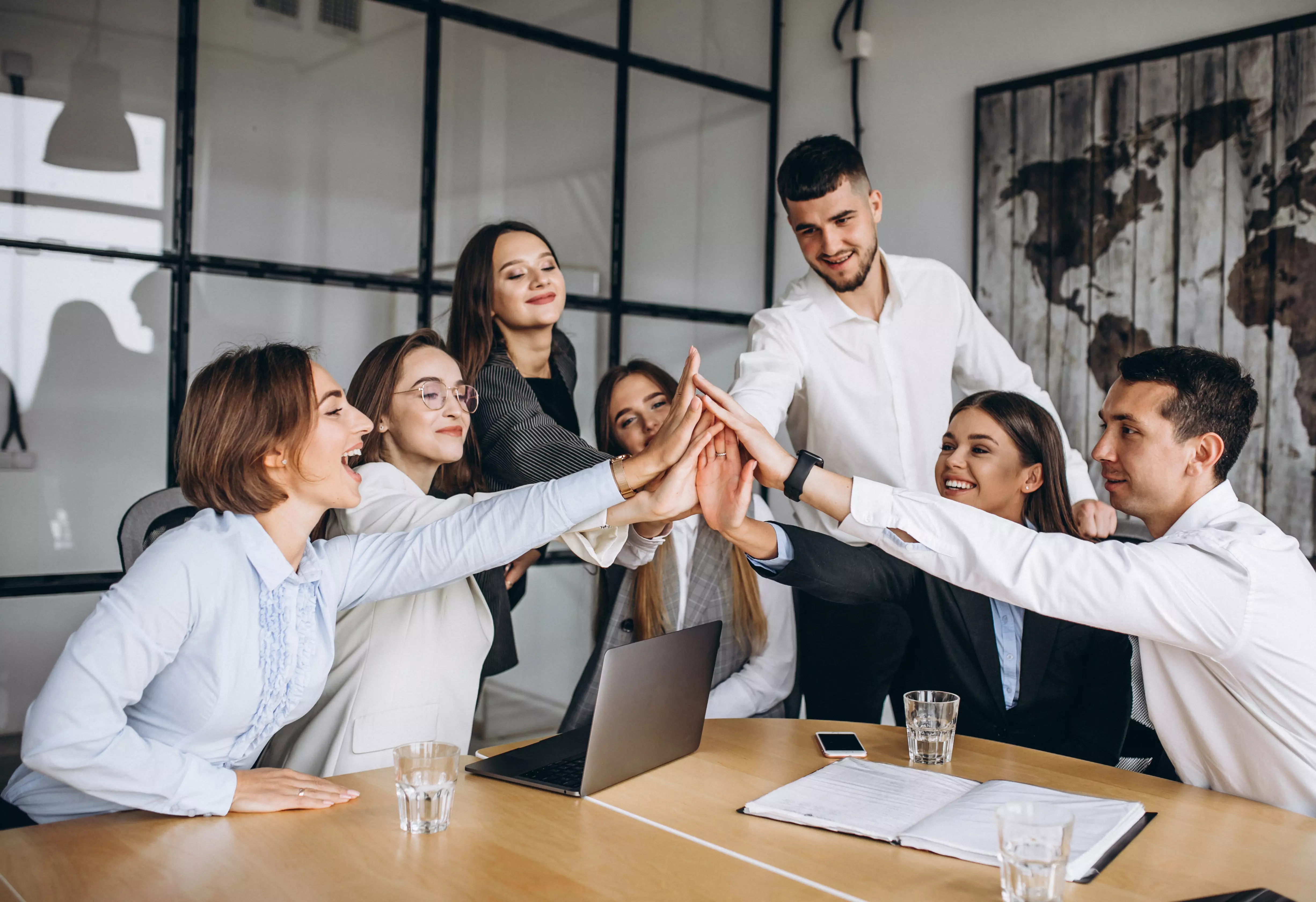 Imagem de funcionários de uma empresa comemorando