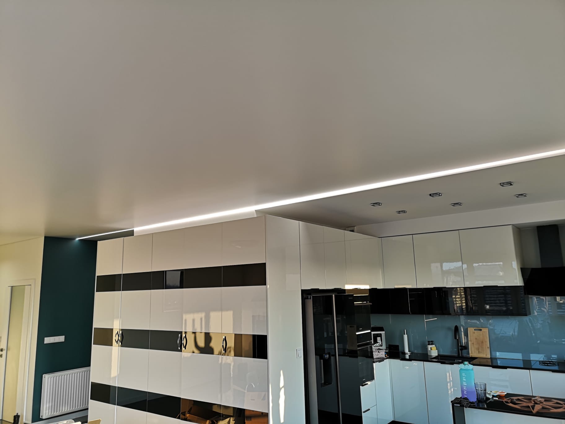 Sufit napinany z grafiką chmury zamontowany w korytarzu