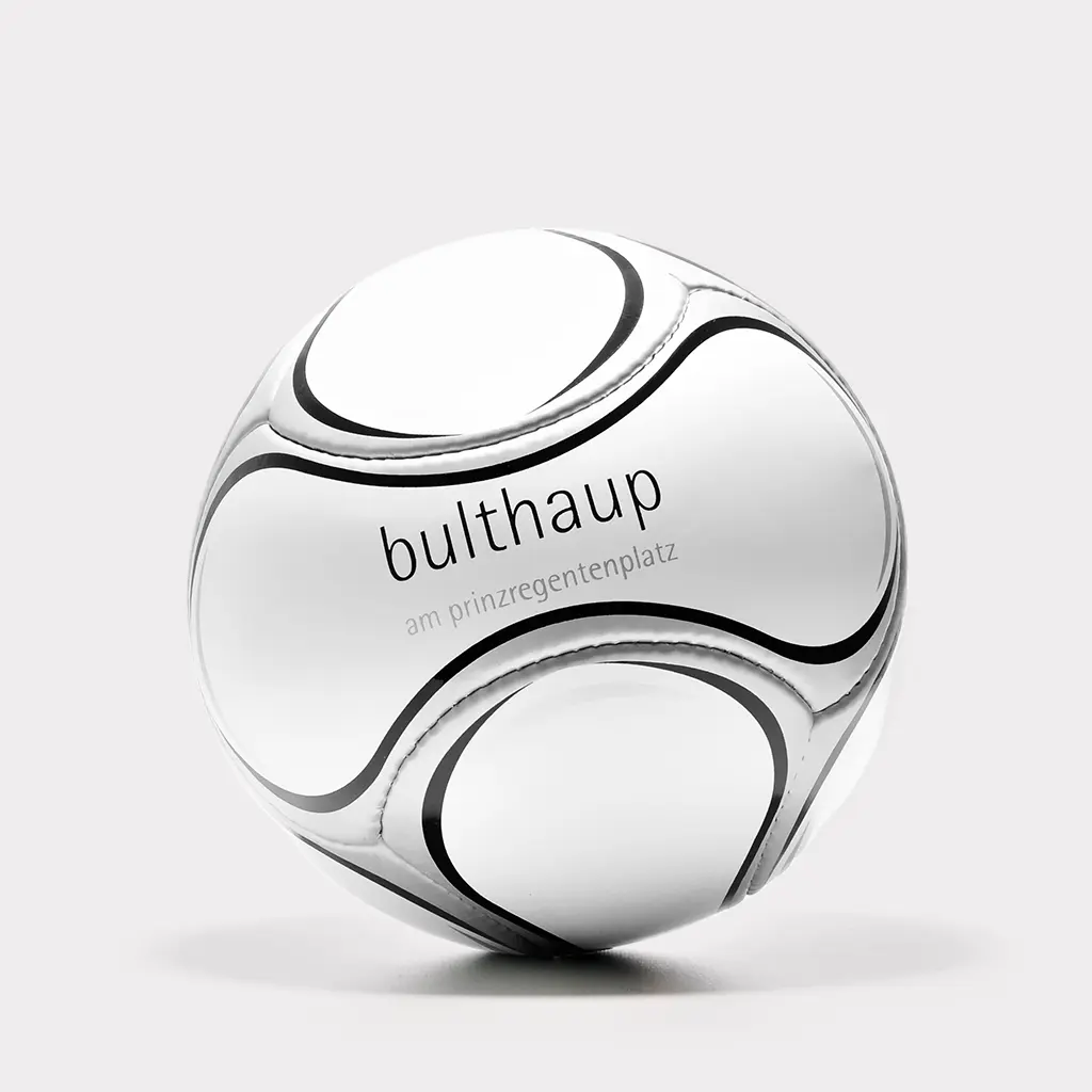 Ein handgen&auml;hter Fu&szlig;ball im modernen SixPack-Design (6 Panele) f&uuml;r gro&szlig;fl&auml;chigen Werbeaufdruck, ideal f&uuml;r Branding zur Fu&szlig;ball-WM 2026.