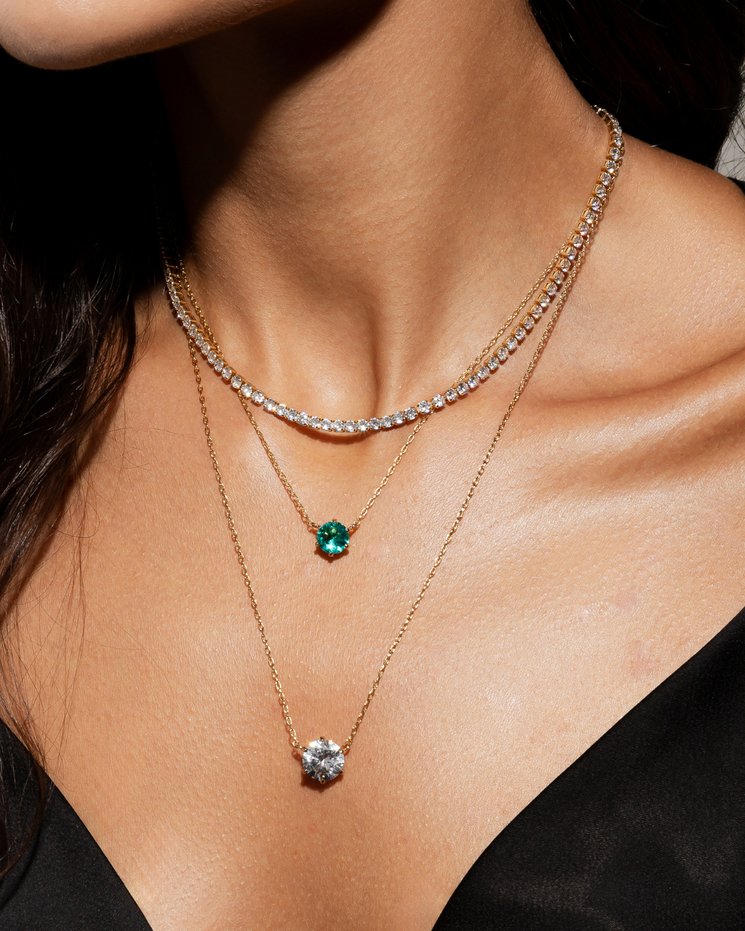 Anéis e colar delicado em composição elegante