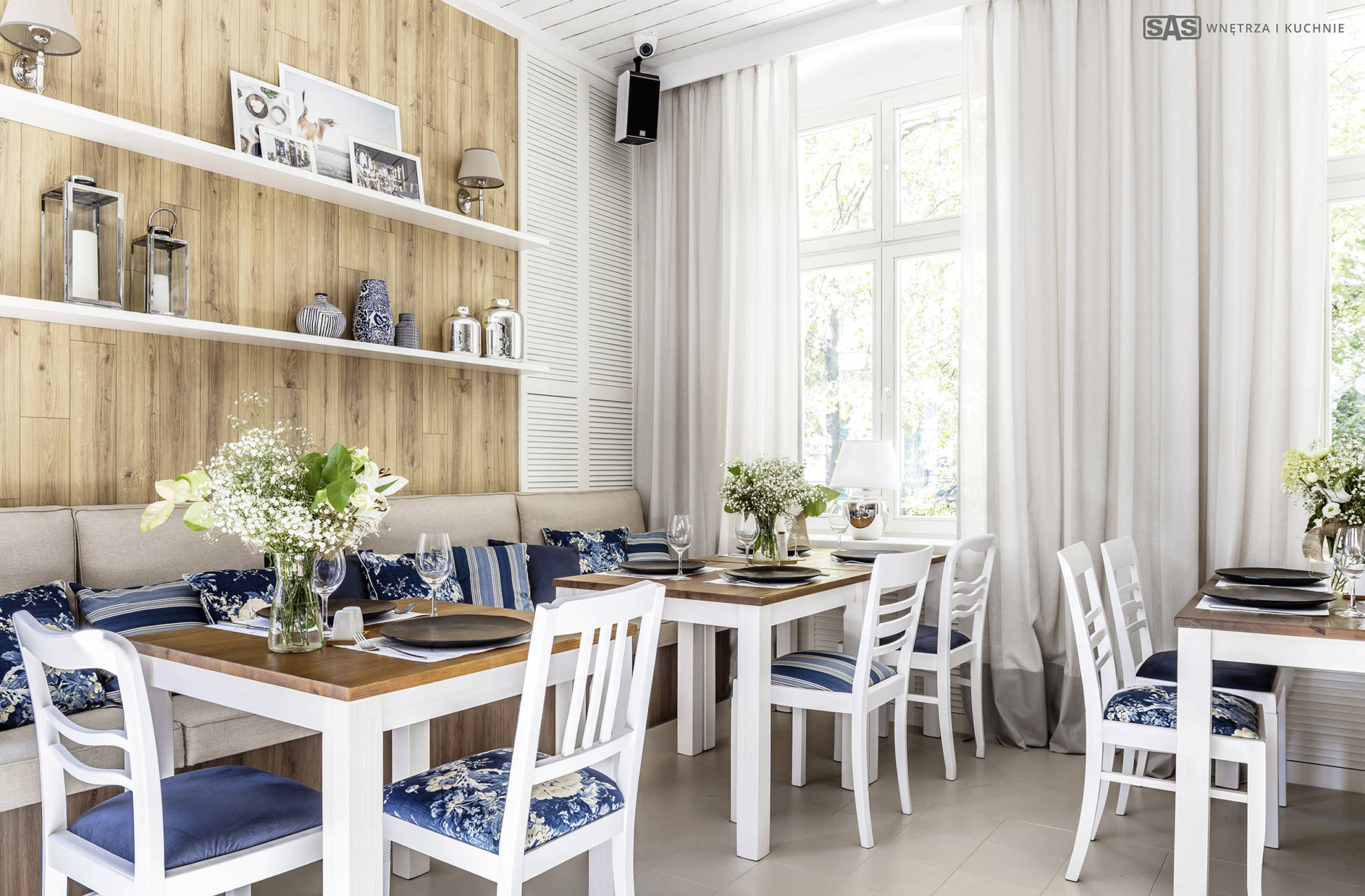 Elegancki deser podany na stole w restauracji