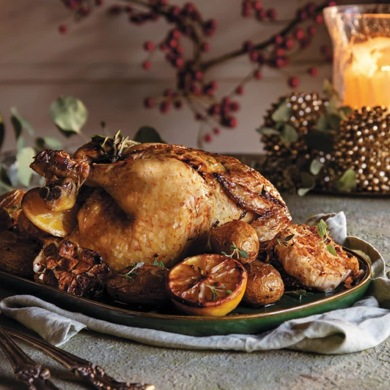 Kurczak upieczony podany w całości na talerzu