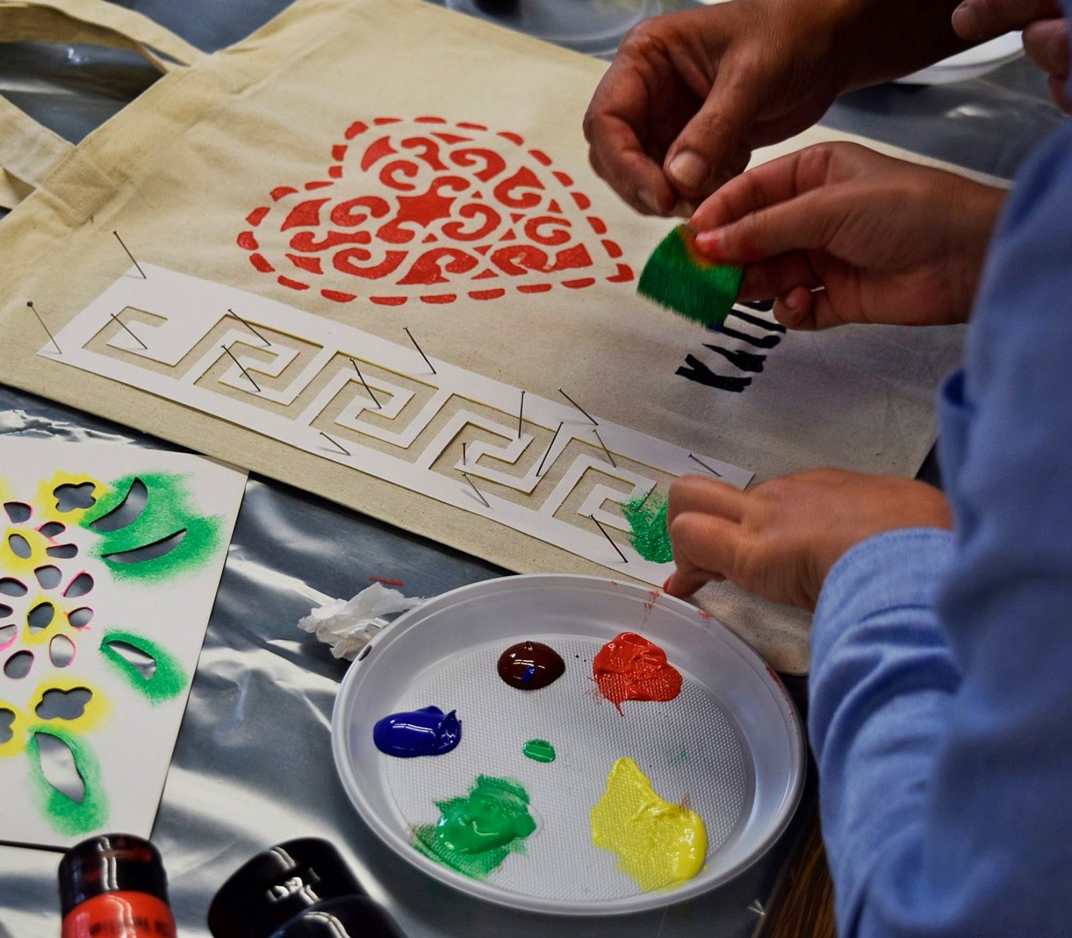 Uczestnik obozu śpiewający karaoke.