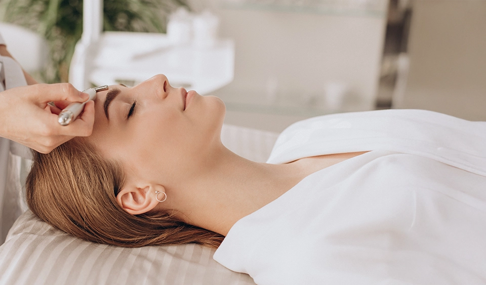 eine Frau bekommt eine Beauty-Gesichtsbehandlung