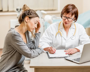 chirurg weryfikuje wskazania do plastyki powiek blefaroplastyka Rzeszów