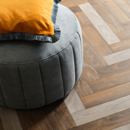 Podłogi winylowe na ogrzewanie podłogwe Kolekcja Chateau+ oferuje piętnaście wzorów naturalnego drewna, które odtwarzają klasyczny parkiet w jodełkę. Panele są wyjątkowo drobne i wąskie, co dodaje wnętrzom elegancji i stylu.