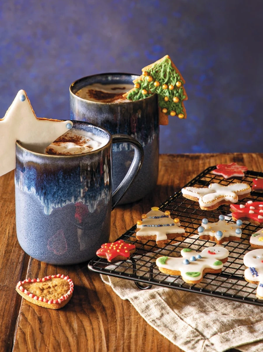 Box Kolorowe pierniczki ozdabiają 2 kubki z kawą