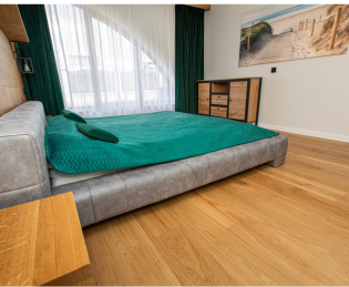 Podłogi drewniane Fachowiec Podłoga szczotkowana wykończenie, które podkreśla strukturę drewna, nadaje naturalny wygląd i ułatwia renowację.