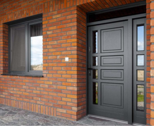 Drewniane drzwi zewnętrzne – naturalne i eleganckie | Salony Fachowiec Drzwi i Podłogi Drewniane drzwi zewnętrzne w klasycznym domu z cegły – eleganckie i ciepłe w odbiorze