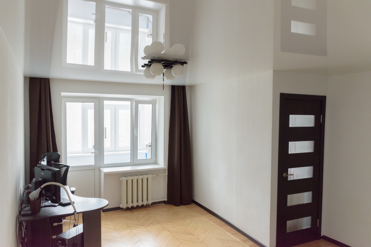 Sufit napinany błyszczący zamontowane na basenie jest odporny na wilgoć, dzięki czemu idealnie nadaję się do tego rodzaju pomieszczeń.