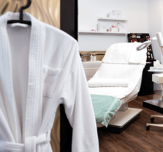 ein Zimmer mit Liege für eine Beauty-Behandlung