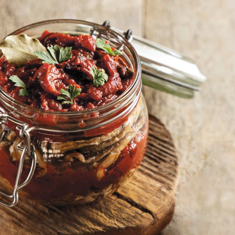 Marynowane boczniaki w otwartym słoiku