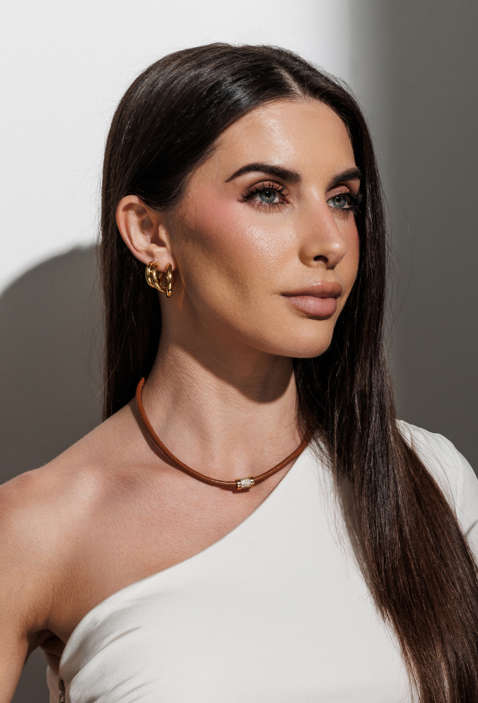 Detalhe de pecas de semijoias douradas da colecao Sua Imagem Vale Ouro