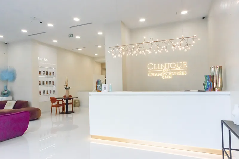 Venir à la clinique esthétique