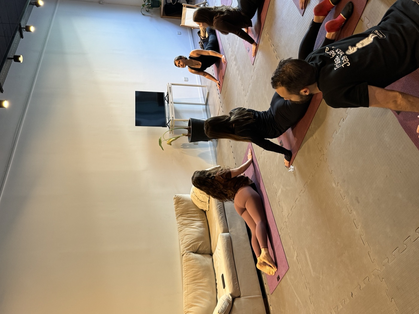 Práctica de yoga en el estudio