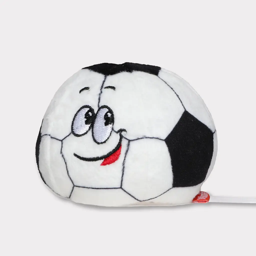 Freigestellte Frontansicht des Schmoozies&reg; Classic Fu&szlig;ball Pl&uuml;schballs mit lachendem Gesicht und roter Zunge &ndash; Charmantes Giveaway f&uuml;r Sportaktionen.
