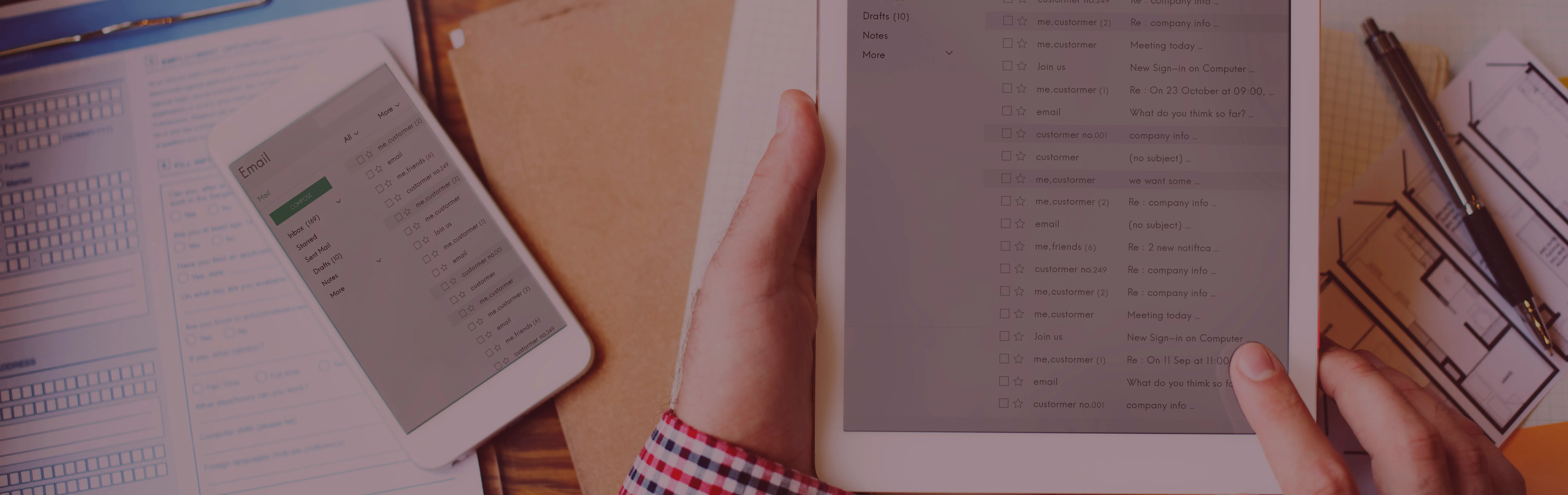 Imagem de uma pessoa respondendo um formulário online