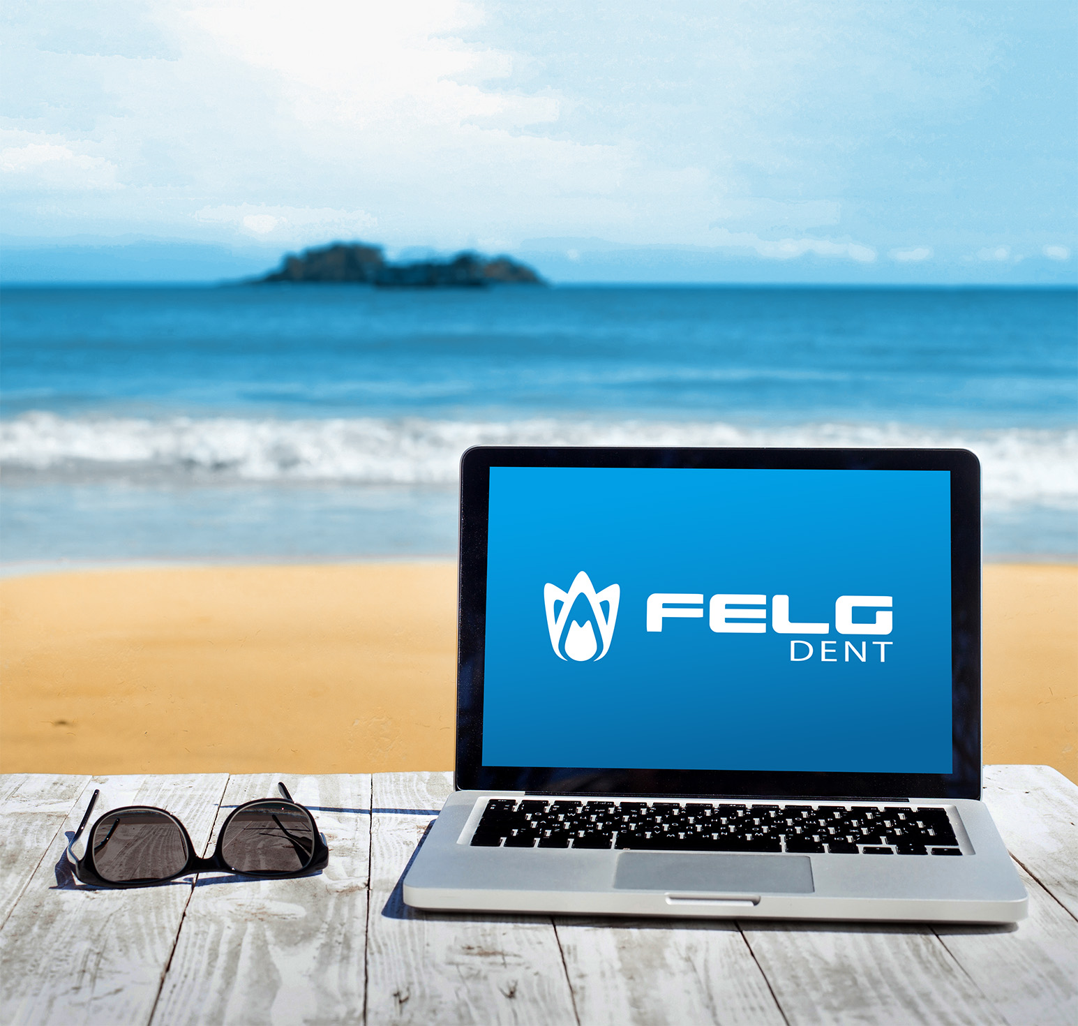 Zdjęcie: laptop z logo FELG na plaży