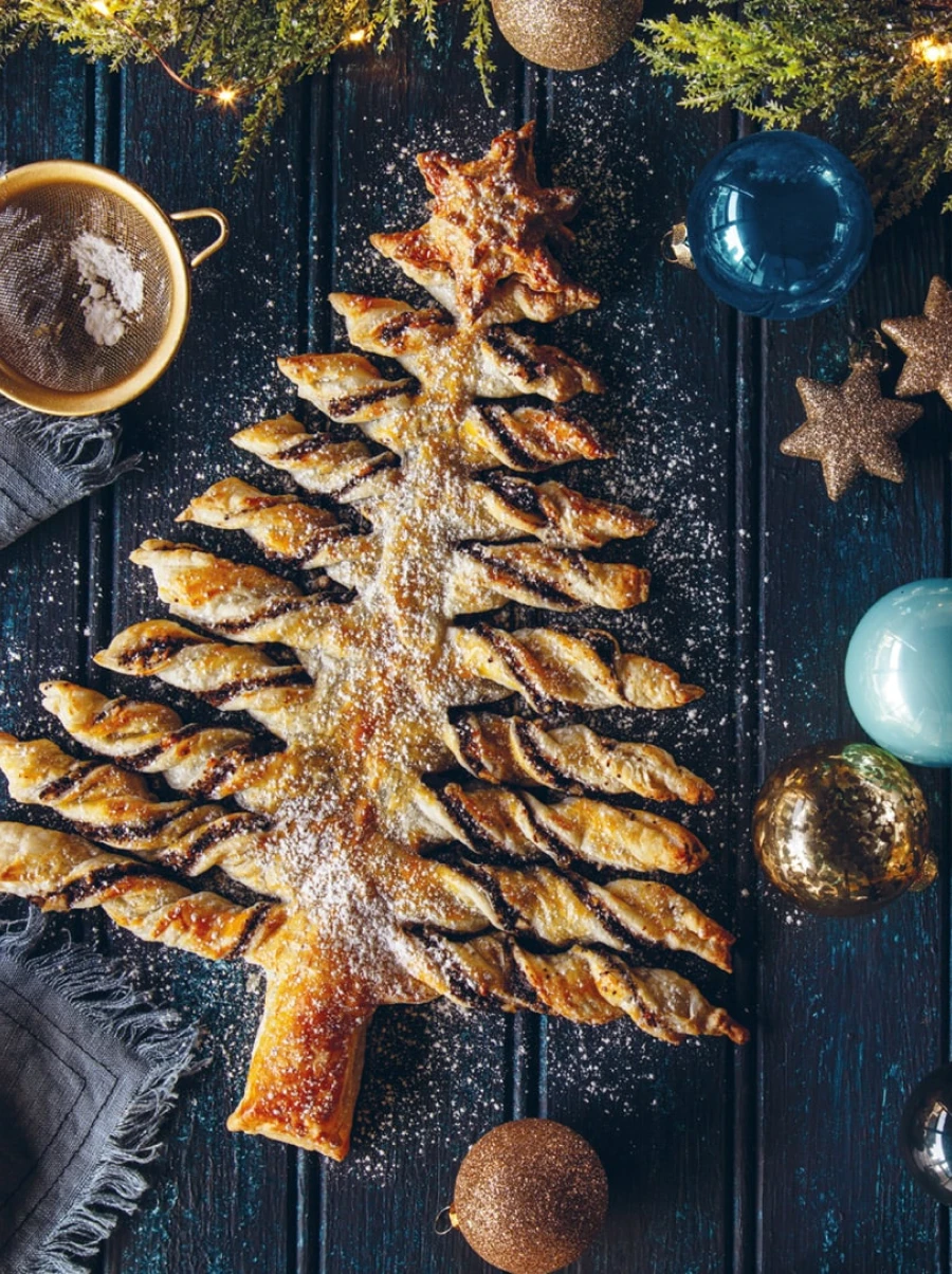 Box Ciasto w kształcie choinki na ciemnym blacie