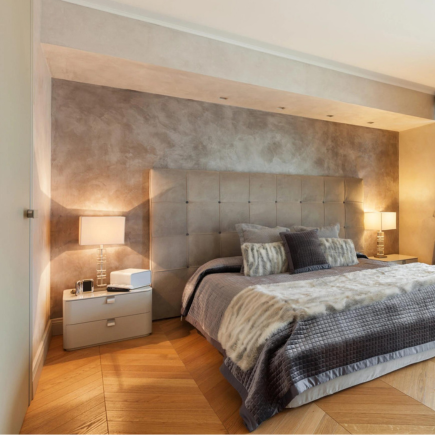 Dlaczego warto wybrać podłogę układaną w jodełkę? Podłoga układana w jodełkę może być doskonałym wyborem dla nowoczesnego wnętrza, dodając mu elegancji, stylu i głębi.